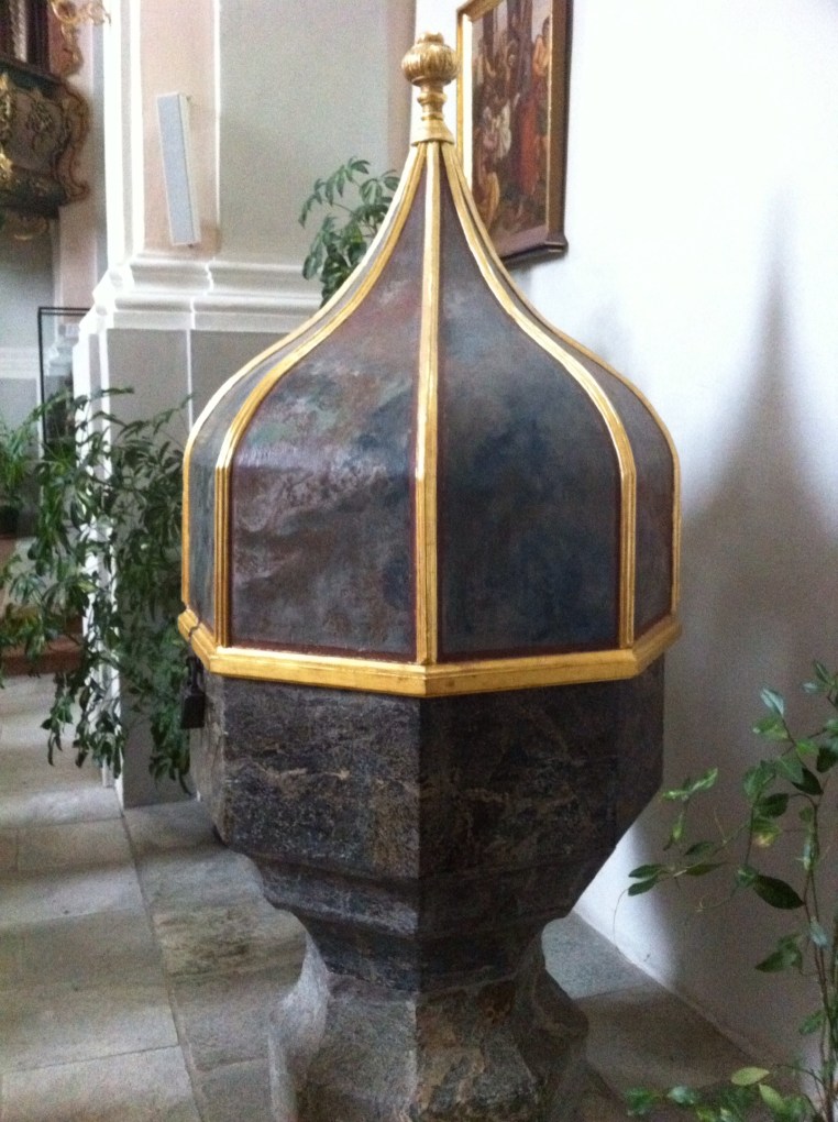 Font with gilded lid